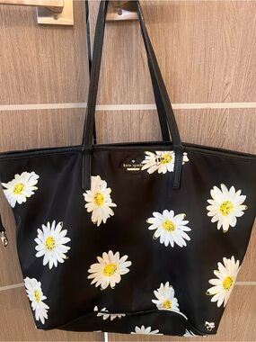kate spade diaper bag with diaper changing mat .excellent condition,
